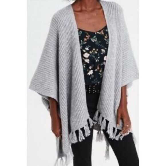 AMERICAN EAGLE Knit Fringe Sweater Poncho, Light Gray, One Size - Picture 1 of 12